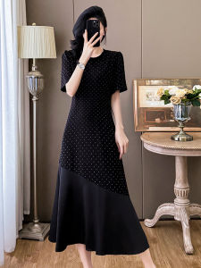 ชุดเดรสสีดำแขนสั้นทรงตรงสไตล์วินเทจสไตล์ฝรั่งเศสสไตล์ Hepburn ดีไซน์ใหม่ฤดูร้อน 2025 ชุดเดรสยาวปานกลาง