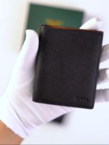 Ví nam da Saffiano dáng đứng P017-D gấp gọn màu đen thiết kế cách điệu chất da bò siêu bền BH 12 THÁNG