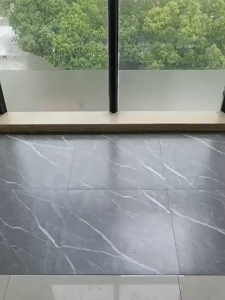 【Miaomiao1】กระเบื้องPVC 60x60 กันน้ำ-กันไฟ กาวในตัวติดแน่น! ลายไม้/หินอ่อนสวยหรู เหมาะสำหรับห้องนอนและห้องน้ำ