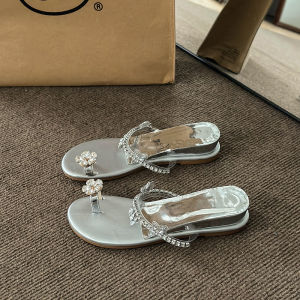 รองเท้าแตะส้นเตี้ยผู้หญิงฤดูร้อนแฟชั่นสไตล์นางฟ้าประดับคริสตัลแบบสวมสบาย ส้นเตี้ย พื้นยาง รองเท้าแตะแบบสวมสบายสำหรับกลางแจ้ง