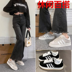 รองเท้าผ้าใบผู้หญิงสีขาวดำ ทรงลำลอง ระบายอากาศได้ดี สวมใส่สบาย สำหรับเดินเล่นในสวน วิ่งตอนเช้า ทรงสามเส้น ทรงแบน