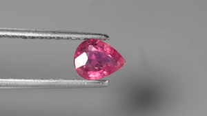 0.80 ct พลอยแท้ พลอยแดง เผาเก่า (Heated Ruby) สีแดงชมพู ทรงหยดน้ำ โมซัมบิก