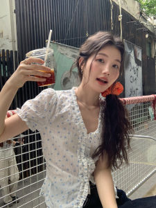 Mixd | Áo Blouse Cổ V Tay Bồng Viền Ren