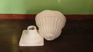 กระถางพลาสติกสีขาวสไตล์โรมัน (แจกันสไตล์โรมัน) ลายเถาวัลย์ ขอบหยัก มีฐานรองรับ (ราคาต่อ 1 ใบ)