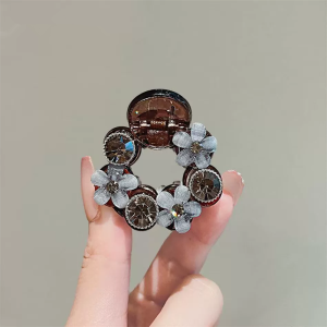 Elegant Fashionable Hair Claw Clip Light Luxury Shiny Beads Breathable Shoulder Length Hair Clip Stylish Versatile Hair Accessories