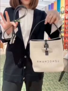 Longchamp กระเป๋ากระเป๋าทรงถัง ผ้าใบ กระเป๋าถือ Crossbody Bag พร้อมส่งที่ไทย