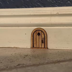 1pc 2D Flat Vintage Wooden Fantasy Mouse Door Hanger – Battery-Free Easy Installation. Whimsical ornament for Easter Halloween
