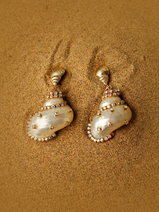 Original White Conch Antique Fashionable Non-Piercing Earrings French Ocean Style Medieval Retro Minority Mosquito Coil Ear Clip