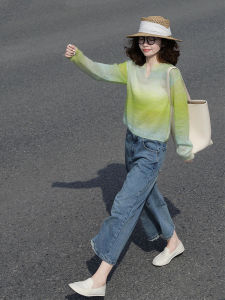 YUFUQING | เสื้อสเวตเตอร์คอวีลายเขียวช่วงต้นฤดูใบไม้ร่วง ทรงหลวม ปกป้องแสงแดด ผ้าถักนิตติ้งนุ่ม สไตล์เรียบง่าย เสื้อผ้าทำงาน