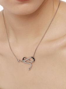 งูสวยหรู ดีไซน์ สร้อยคออัญมณีฝัง หวาน และโซ่โลหะผสมสไตล์เย็นสําหรับผู้หญิงอัญมณีเทียมชุบทอง