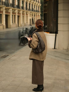 2025 New Handcrafted Large Capacity Tote Bag Womens Leather Shoulder Bag American Retro Style Commuter Bag Leather Weaving