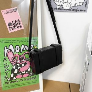 กระเป๋าสะพายข้างทรงกล่องผู้ชาย เรียบง่าย สตรีทสไตล์ กระเป๋าสะพายไหล่เดี่ยวสําหรับเยาวชน ลำลอง Leisure Magnetic Buckle Closed PU หนัง