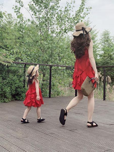 ชุดเดรสสีแดงสำหรับคุณแม่และลูกสาว ชุดไปเที่ยวชายหาด ชุดแฟชั่นฤดูร้อน ชุดเดรสยาวปานกลางผ้าชีฟอง สไตล์ลำลอง