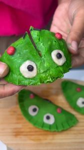 Cireng Keroppi Isi Usus Pedas 2 Pcs Pedas Imut Kyutt Banget Tinggal Goreng Praktis Food Frozen Karakter