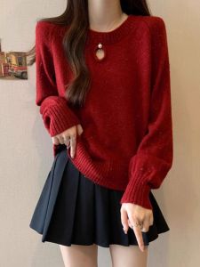 ปีใหม่สีแดงเงา เสื้อสเวตเตอร์ถัก ผู้หญิง ฤดูใบไม้ร่วง เสื้อฐาน MM ไขมันขนาดใหญ่ ไหล่กลวง เสื้อท่อนบน สไตล์เกาหลี แฟชั่นการเดินทาง