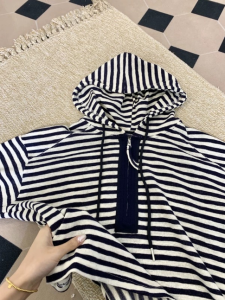 เสื้อสเวตเตอร์ฮู้ดลายทางมีซิปครึ่งตัวหลวมๆ สำหรับผู้หญิง ฤดูใบไม้ร่วง 2025 แขนยาว ปกติ คอตตอน ผ้าขนแกะ ผ้าขนแกะ ผ้าขนแกะ