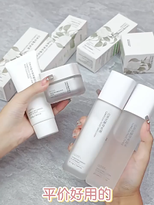 新热卖 巴宝格 山茶花酵母保湿水乳套装 提亮肤色 紧致 控油 改善干燥 粗糙 补水滋润 熬夜修护 青少年 清爽 焕亮肤色 Brighten skin tone tighten and control oil improve dryness