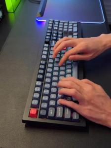 Keychron V6 Max Wireless Custom Mechanical Keyboard 2.4 GHz Bluetooth QMK Full-Size Layout RGB with Hot-swappable Gateron Switch Compatible with Mac Windows Linux