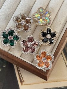 กระดุมเสื้อผ้าประดับเพชรมือทำดอกไม้ระดับไฮเอนด์สำหรับตกแต่งเสื้อโค้ทขนสัตว์ กระดุมเสื้อผ้าสไตล์ฝรั่งเศสขนาดเล็ก กระดุมหรูหรา