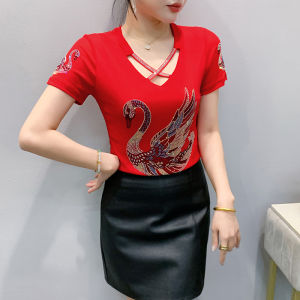 YIMEI เสื้อยืดคอวีประดับเพชรหลากสีสำหรับสตรีแขนสั้นตะแกรงผ้าไหมน้ำแข็งสองชั้นใหม่สำหรับฤดูร้อน2025