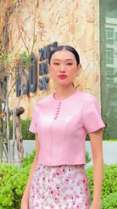 เสื้อผ้าไหมทอพิเศษของร้าน Carisa แขนสั้น เน้นเรียบหรู ดูดีแบบมีระดับ ตัดเย็บอย่างดี เน้นทรงสวย งานเรียบร้อย รับรองคุณภาพ [5761]