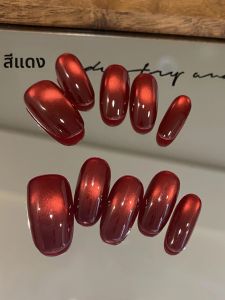 เล็บปลอมแบบกดติด 10 ชิ้น สีแดงลายตาแมว พร้อมแผ่นกาว 1 แผ่น และตะไบเล็บขนาดเล็ก 1 ชิ้น