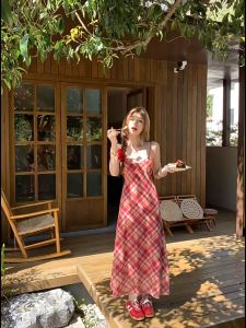 White july🌸พร้อมส่ง เดรสสายเดี่ยวผู้หญิง เดรสยาวลายสก๊อต ชุดเดรสสวยผู้หญิง ชุดน่ารัก แฟชั่นย้อนยุค เซ็กซี่คอวีสีแดง ดีไซน์ทรงเอ