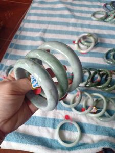 กำไลหยกเห็นธรรมชาติมีหลายไซส์อยู่รวมกันไซส์58รหัส 032 bba