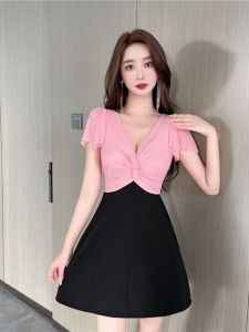 ชุดเดรสแขนกุดคอวีเซ็กซี่สำหรับฤดูร้อนปี 2025 ชุดทำงานอบไวนิลสำหรับผู้หญิง กระโปรงสั้นเอวสูง กระโปรงสั้นทรงเอ