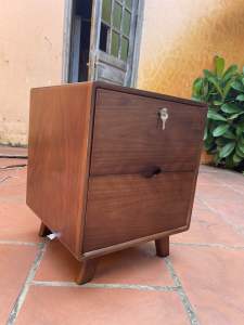 Tủ đầu giường gỗ tự nhiên-Táp đầu giường gỗ hương vân màu óc chó (so co la) có khoá 2 ngăn kéo