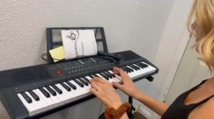 61-Key Digital Electric Adult Piano Keyboard & Sheet Music Stand Portable Electronic Keyboard for Beginners