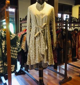 Karina Tunik Rayon by Dian Pelangi LIMITED EDITION Blouse Baju Atasan Kemeja Blus Outfit Casual Formal Kerja Kantor Pesta Pernikahan Kondangan Wanita Hijaber Cantik Anggun Modis Modern Elegan Mewah Model Korea Terbaru Motif Batik Cap Hand Made Kekinian