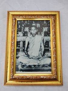 รูปภาพหลวงปู่โต๊ะ พร้อมใส่กรอบสีทอง แขวนได้ตั้งได้ ขนาด4*6นิ้ว เหมาะสำหรับบูชา ติดบ้านเรือน และเหมาะแก่การให้เป็นของขวัญในพิธีการสำคัญต่างๆ