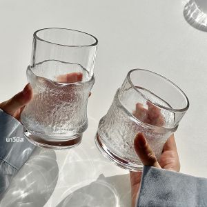 ถ้วยกาแฟแก้วบุกระดับไฮเอนด์พร้อมปลอกป้องกันความร้อนแบบไผ่ ถ้วยดื่มน้ำแบบแขวนน้ำแข็งสำหรับใช้ในบ้าน ถ้วยชา ถ้วยเครื่องดื่มเย็น