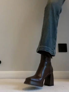 Retro Brown หนัง Chelsea Martin Boots ผู้หญิง รองเท้าส้นสูงหัวเหลี่ยม ยืดได้ พรางหุ่น Boot Short Tube Ultra-Fiber Fashion Boot