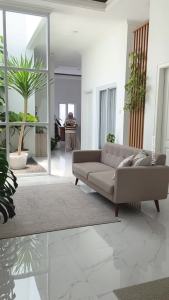 PIRA METROPOLIS - KESHA CTDS Meja Rias / Meja Samping / Meja Multifungsi / Meja Tamu