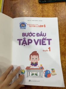 Sách - Bước đầu tập viết - hành trình cho bé tự tin vào lớp 1 + bán kèm 3 bút chì