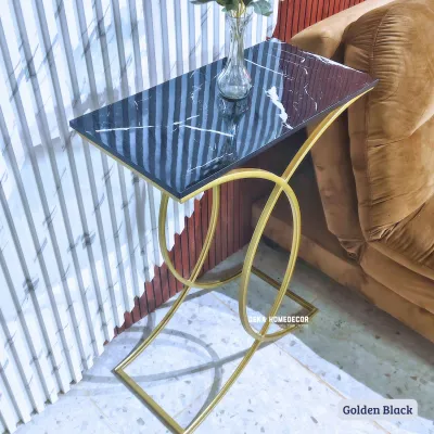 Meja Konsol Minimalis Tabita Gold Furnitur Ruang Tamu Sudut Sofa Industri Aesthetic dengan permukaan marmer hitam dan kaki emas melengkung ukuran 100x30x80 cm.