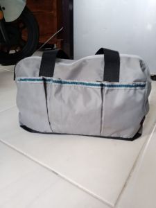 Tas handle wanita preloved size 303x20bahan parasut kondisi badan tas masih kokoh sudut aman furing bersih resleting berfungsi kepala zipper masih utuh tali handlenya masih ok.minusnya badan tas perlu dibersihkan utk detail nya mohon chat dahulu