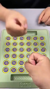 หน่วยความจําพลิกหมากรุกที่มี60การ์ดลวดลายผลไม้พลิกเกมหน่วยความจําพลิกเกมหน่วยความจําหมากรุกกับกระดานหมากรุกความเข้มข้นการฝึก