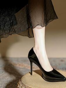 สีดำ รองเท้าส้นสูงแพลตฟอร์มกันน้ํา ผู้หญิง ฤดูใบไม้ผลิ ฤดูใบไม้ร่วง การแสดงใหม่ เรียบง่าย ทาสี หนัง รองเท้าส้นเตี้ยส้นบางขนาดเล็กรองเท้าเดียว