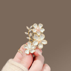 White flower Brooch Pin for Women Flowers Brooch with Created Crystal