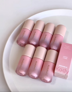 Hydrating Glow Liquid Blush: Nourishing and hydrating texture available in a variety of versatile shades for contouring. Creates a dewy glow and effectively conceals signs of fatigue. Ideal for quick and easy morning makeup.