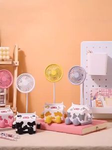 พัดลมพกพา ชาร์จ USB พัดลมมือถือ พัดลมตั้งโต๊ะ ขนาดเล็ก แบบพกพา พัดลมมินิ พัดลมมือถือ พัดลมจิ๋ว ขนาดเล็ก น่ารัก พกพาสะดวก แบตทน ใช้งานง่าย ใช้ได้ทุกที่ทุกเวลา พัดลมตั้งโต๊ะลายการตูน มีสติ๊กเกอร์ตกเเต่ง ปรับได้360องศา มีกบเหลาดินสอในตัว