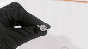 แหวนเงิน แท้ฝังเพชร Moissanite 4 กะรัต และ บ่าข้าง