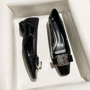 รองเท้าส้นเตี้ยหนัง PU ทรงเหลี่ยมสำหรับผู้หญิง ฤดูใบไม้ผลิและฤดูใบไม้ร่วง ส้นหนา สวมใส่สบาย สีดำ รองเท้าทำงาน