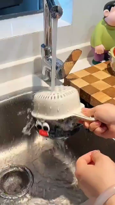 Dopamine-Inspired Double-Layer Strainer – Multi-Use Kitchen Colander with playful faces stackable design transparent material pastel colors and kitchen countertop scene.