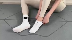 2Pairs Womens Pilates Socks with Grips Yoga Socks Non Slip Grip Socks for Women for Gym Athletic Barre