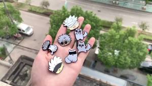 Bandai | Jujutsu Kaisen Men Pin Hoạt Hình Anime Mèo Thổ Cẩm Kim Loại Tùy Chỉnh Mũ Ve Áo Trang Sức Cho Quần Áo Ba Lô Quà Tặng Cho Người Hâm Mộ