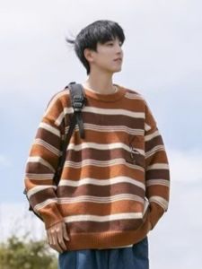 เสื้อสเวตเตอร์คอตั้งลายทางสไตล์ย้อนยุคแบบอเมริกันสำหรับผู้ชาย ฤดูใบไม้ร่วง/ฤดูหนาว สไตล์ฮ่องกง หลวมๆ ปกกลม เสื้อสเวตเตอร์ถักแบบลำลองสำหรับนักเรียน